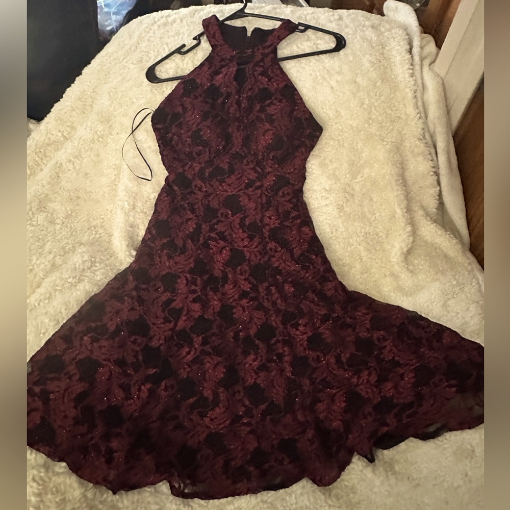MORGAN AND CO keyhole glitter lace fit-and-flare dress in Merlot sz 3/4